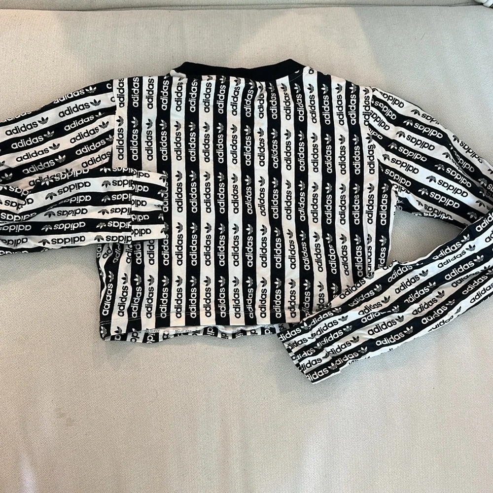 Adidas Monochrome Logo Crop Sweatshirt - Picture 4 of 5